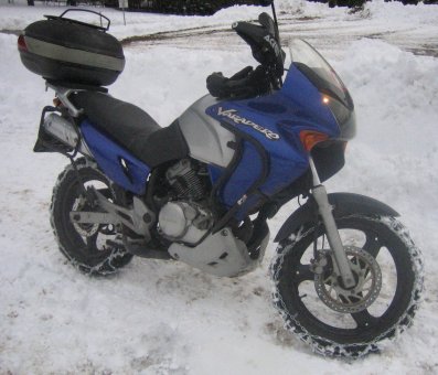 Honda Varadero 125 mit Schneeketten